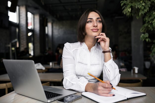 Mujer de negocios con computadora portátil