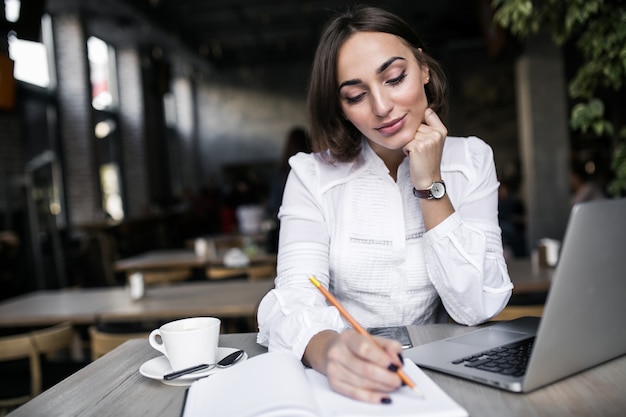 Mujer de negocios con computadora portátil