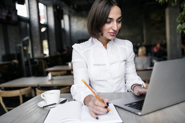 Foto gratuita mujer de negocios con computadora portátil