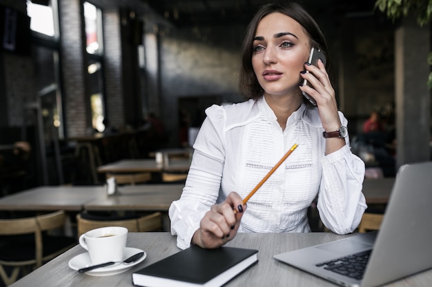 Mujer de negocios con computadora portátil