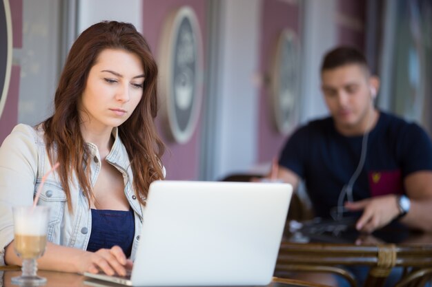 Mujer de negocios concentrada trabajando