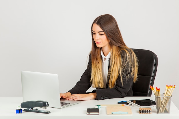 Mujer de negocios concentrada en el trabajo