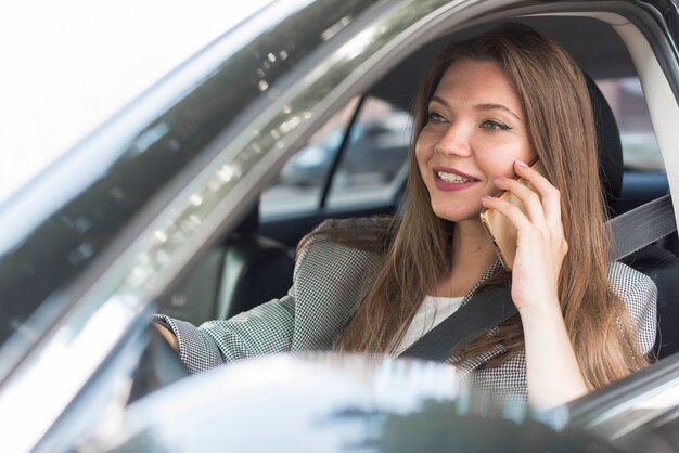 Foto gratuita mujer de negocios conduciendo un coche