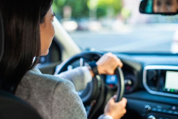 Mujer de negocios, conducir un coche