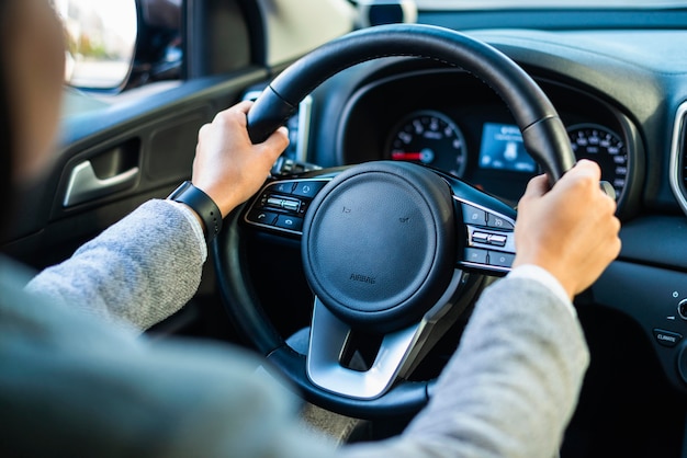 Mujer de negocios, conducir su coche