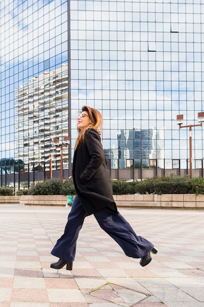 Mujer de negocios, corriente, en, calle