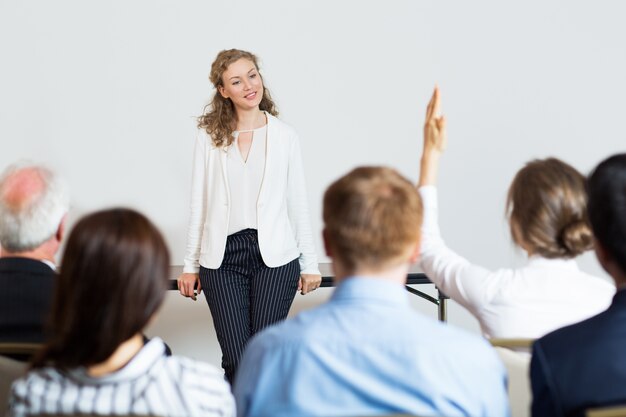 Mujer de negocios dando una conferencia