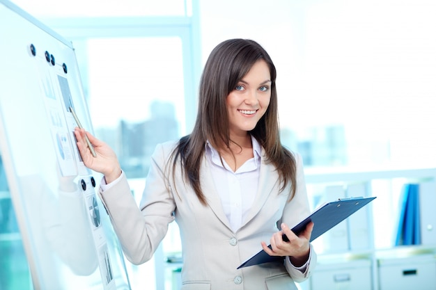 Mujer de negocios dando una presentación