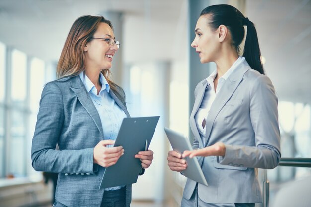 Mujer de negocios dando su opinión