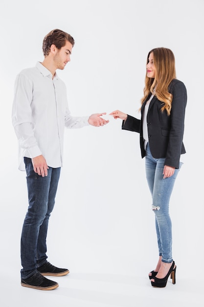 Mujer de negocios dando su tarjeta de visita