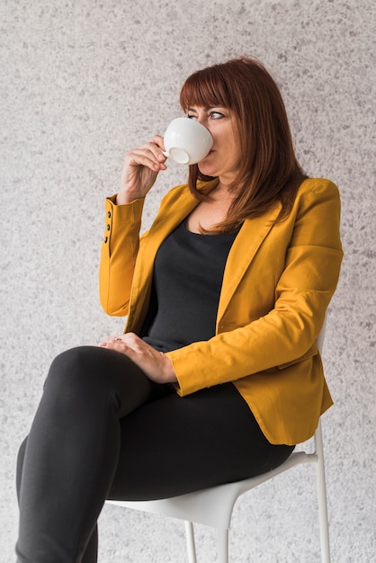 Mujer de negocios en descanso tomando café