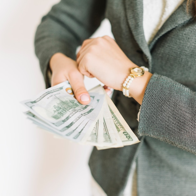 Mujer de negocios con dinero