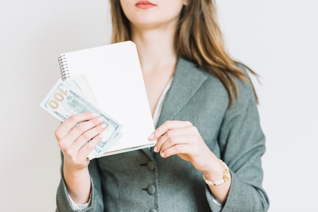 Foto gratuita mujer de negocios con dinero