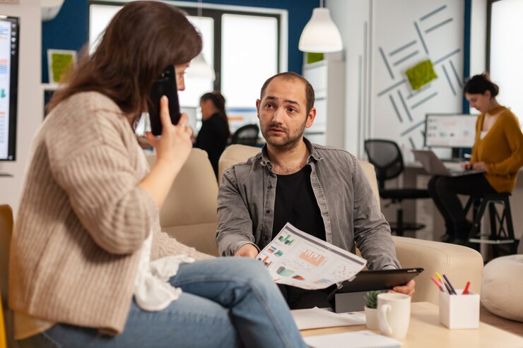 Foto gratuito mujer de negocios ejecutiva con una llamada financiera profesional en smartphone