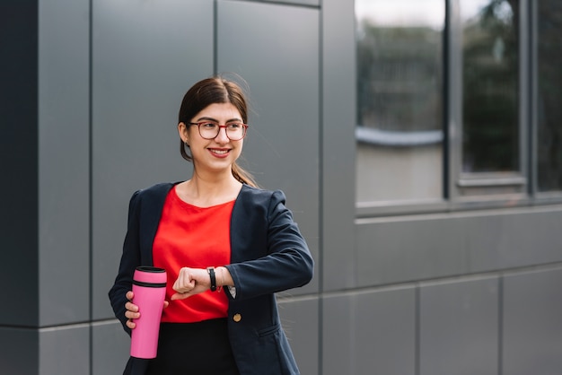 Mujer de negocios elegante al aire libre