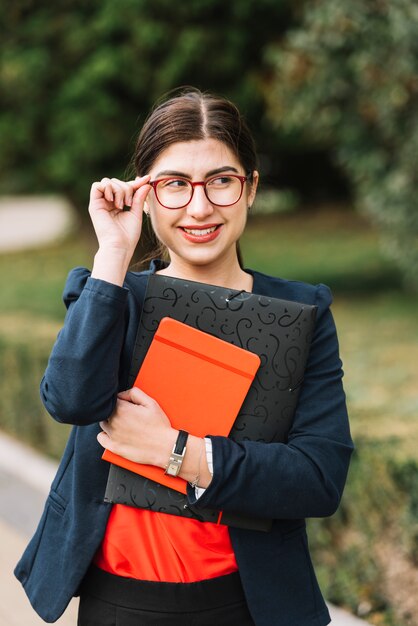 Mujer de negocios elegante al aire libre