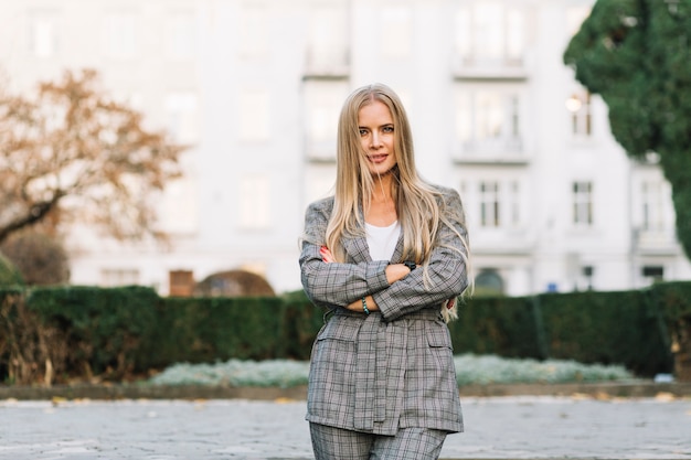 Mujer de negocios elegante con los brazos cruzados