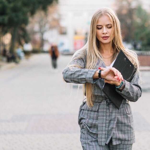 Mujer de negocios elegante en ciudad