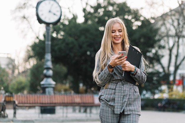 Mujer de negocios elegante en ciudad