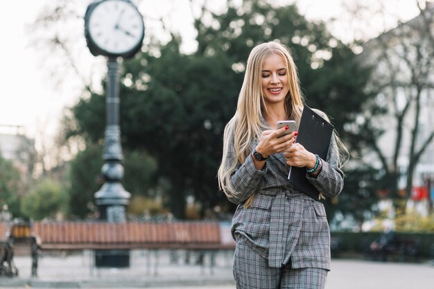 Mujer de negocios elegante en ciudad