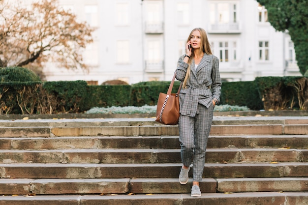 Foto gratuita mujer de negocios elegante haciendo llamada en ciudad