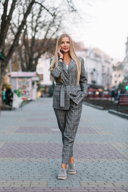 Mujer de negocios elegante haciendo llamada