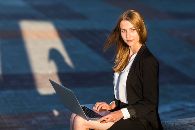 Mujer de negocios elegante que mira lejos