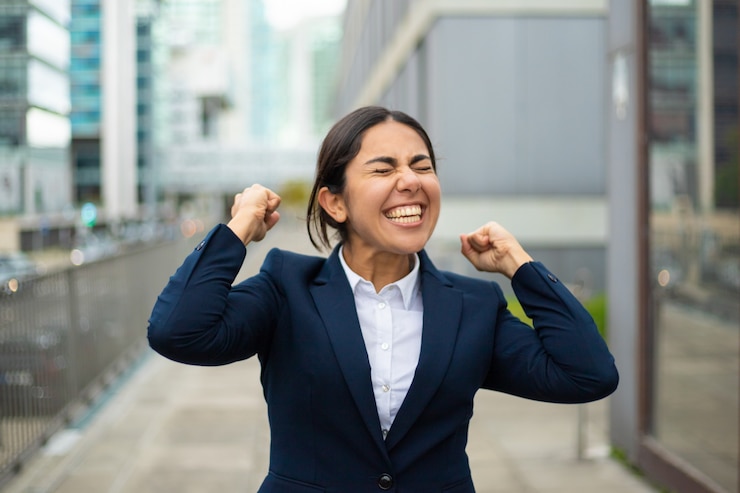 Foto gratuito mujer de negocios emocionada celebrando el éxito