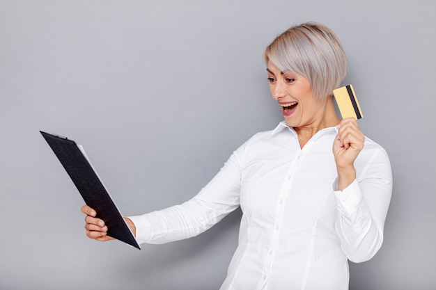 Foto gratuita mujer de negocios emocionada en la oficina