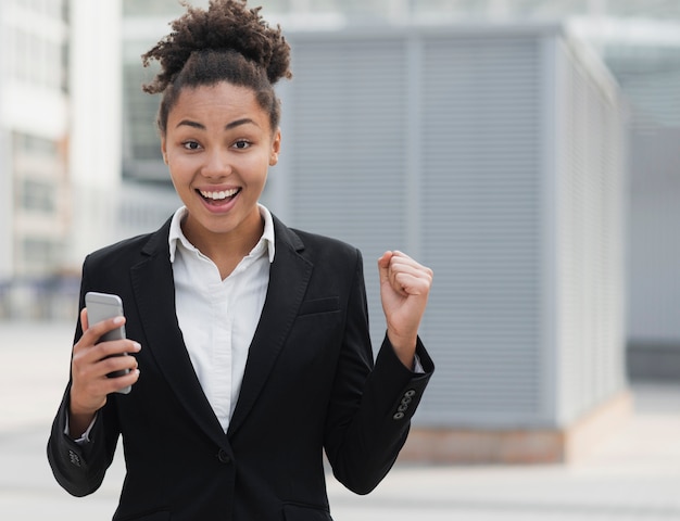 Foto gratuita mujer de negocios emocionada tiro medio