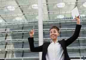 Foto gratuita mujer de negocios emocionada tiro medio