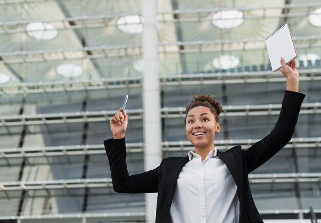 Mujer de negocios emocionada tiro medio