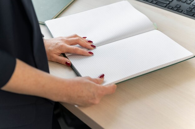 Mujer de negocios empoderada en la oficina