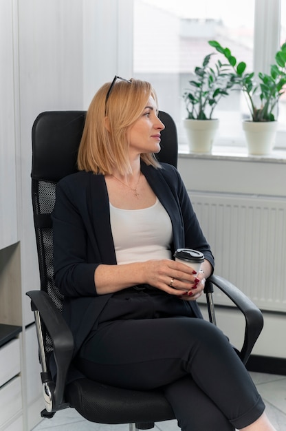 Mujer de negocios empoderada en la oficina