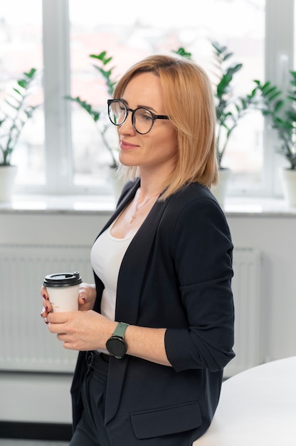 Mujer de negocios empoderada en la oficina