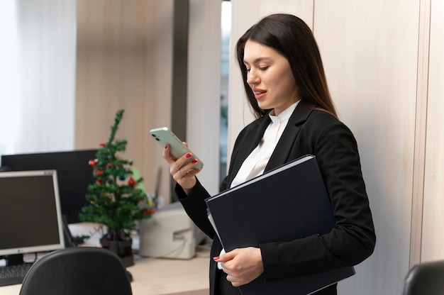 Foto gratuita mujer de negocios empoderada en la oficina