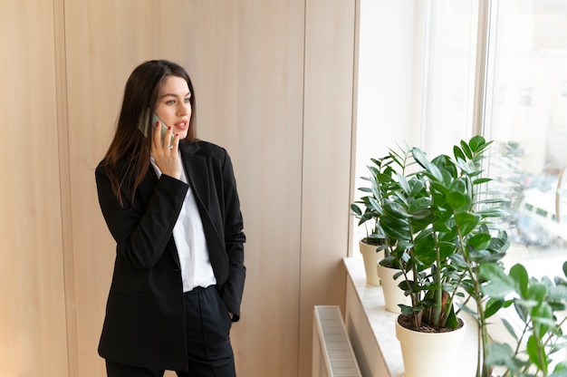 Foto gratuita mujer de negocios empoderada en la oficina