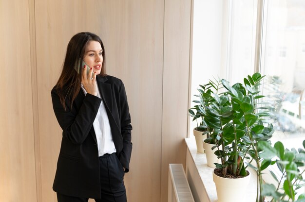 Mujer de negocios empoderada en la oficina