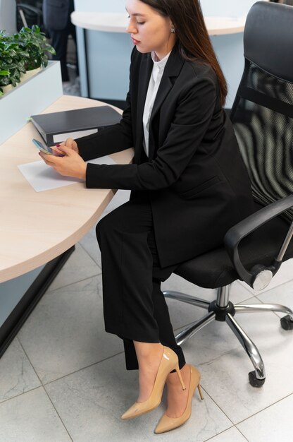 Mujer de negocios empoderada en la oficina