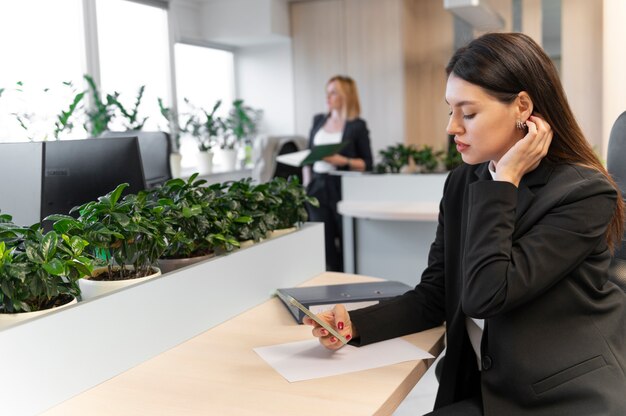 Mujer de negocios empoderada en la oficina