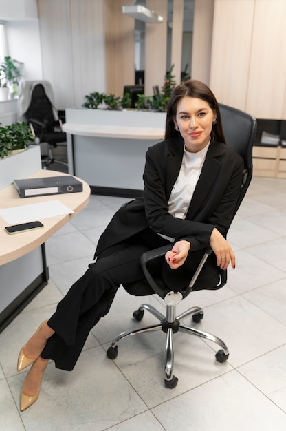 Foto gratuita mujer de negocios empoderada en la oficina