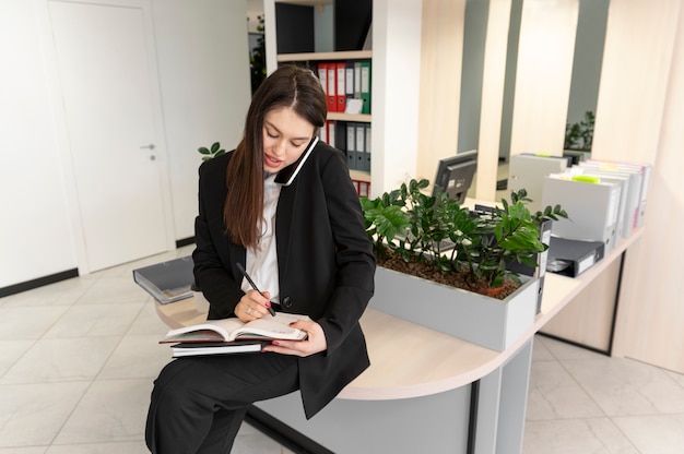 Mujer de negocios empoderada en la oficina