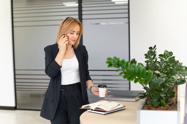 Foto gratuita mujer de negocios empoderada en la oficina