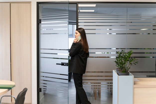 Mujer de negocios empoderada en la oficina