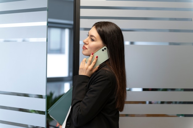 Mujer de negocios empoderada en la oficina