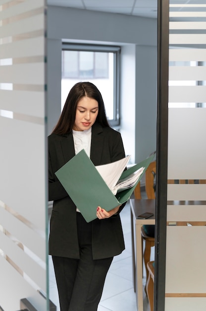 Foto gratuita mujer de negocios empoderada en la oficina