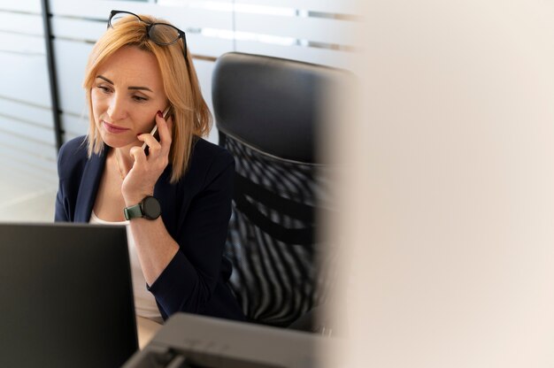 Mujer de negocios empoderada en la oficina