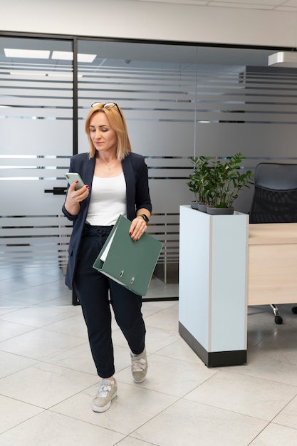 Foto gratuita mujer de negocios empoderada en la oficina