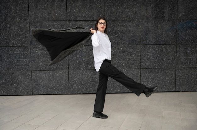 Foto gratuita mujer de negocios empoderada en la oficina