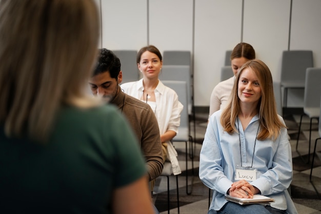 Mujer de negocios empoderada que trabaja en la ciudad